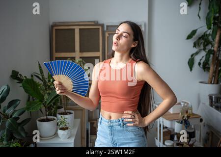 Stanca, infelice, surriscaldata, che soffre di caldo estivo, sensazioni scomode Foto Stock