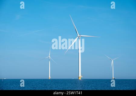 Maestose turbine a vento che ballano nella brezza marina dei Paesi Bassi Foto Stock
