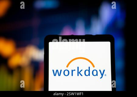 Dacca, Bangladesh - 06 agosto 2024: Il logo Workday viene visualizzato sullo smartphone. Workday è un'azienda di software basata su cloud che offre fina Foto Stock