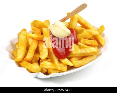 Patatine fritte con ketchup e maionese su sfondo bianco Foto Stock