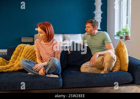 Una donna sconvolta e frustrata si allontanò dall'uomo marito in litigio a causa di un malinteso. Foto Stock