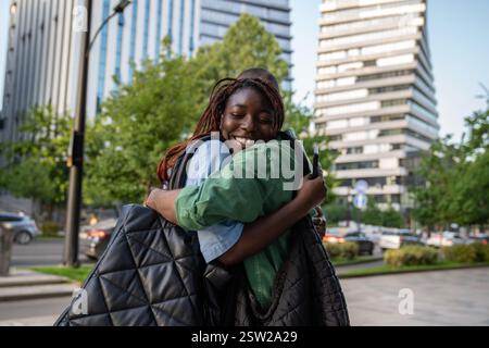 Tanto atteso incontro di coppia afroamericana e ragazzi con sorrisi, abbracci per camminare insieme Foto Stock