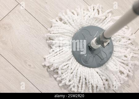 Mocio con spago su pavimento in legno al coperto, vista dall'alto. Spazio per il testo Foto Stock