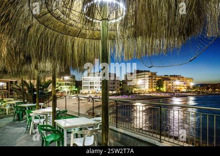 S'Illot, Cala Moreia, prima linea di hotel al tramonto, Son Servera, Maiorca, Isole Baleari, Spagna. Foto Stock