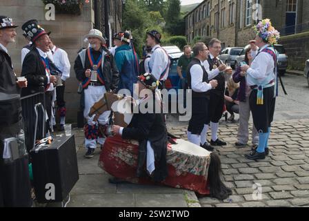 Morris Men Regno Unito. Le squadre di ballerini Morris si divertono a bere e chiacchierare con gli amici alla fine della giornata. Hanno trascorso la giornata a ballare Morris, accompagnando il Saddleworth Rushcart in giro per la zona. Fine settimana festivo di agosto. Upper Mill Saddleworth, Lancashire 2012 Inghilterra 2010s Regno Unito HOMER SYKES Foto Stock