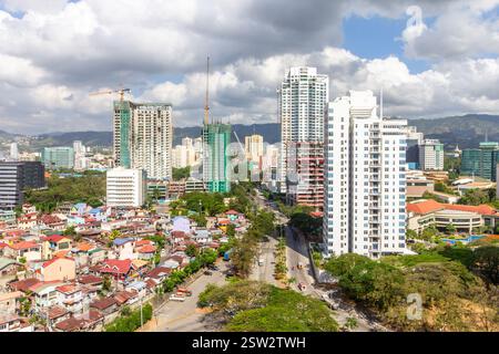 Costruito paesaggio urbano della città di Cebu con alti edifici, strade trafficate e skyline della città nelle Filippine Foto Stock