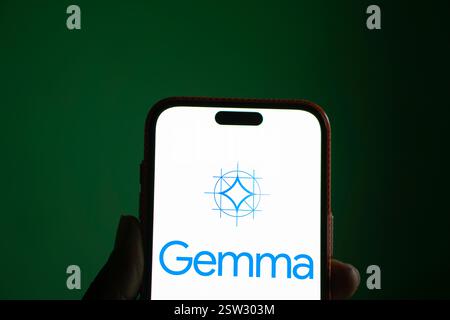 Dhaka, Bangladesh- 26 agosto 2024: Il logo Google Gemma ai viene visualizzato sullo smartphone. Foto Stock