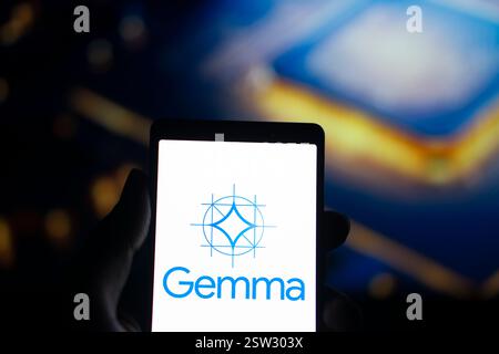 Dhaka, Bangladesh- 26 agosto 2024: Il logo Google Gemma ai viene visualizzato sullo smartphone. Foto Stock
