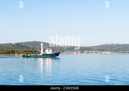 Biograd, Croazia - 10 ottobre 2020: Peschereccio, peschereccio a strascico nel mare Adriatico Foto Stock
