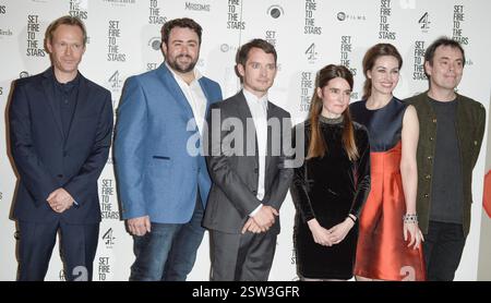 Londra, Inghilterra, 10.27.2014 Kevin Eldon, Shirley Henderson, Celyn Jones, Elijah Wood, Maimie McCoy e Steven Mackintosh partecipano alla U. K Premiere 'Set Fire to the Stars' nell'Ham Yard Hotel Foto Stock