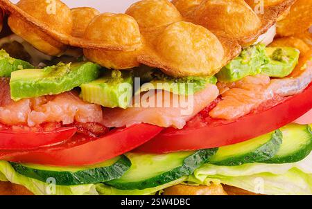 Waffle belgi con salmone e avocado da vicino Foto Stock