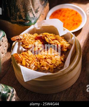 Tempura croccante di gamberi e salsa dolce e piccante Foto Stock