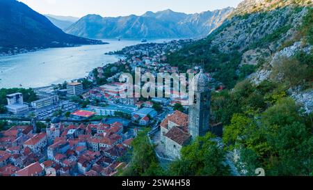 Vista aerea mozzafiato di Cattaro, Montenegro, che mostra la splendida bellezza costiera e il fascino storico Foto Stock