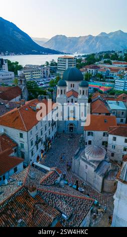 Splendida vista aerea di Cattaro, Montenegro, con architettura storica e tetti vivaci Foto Stock