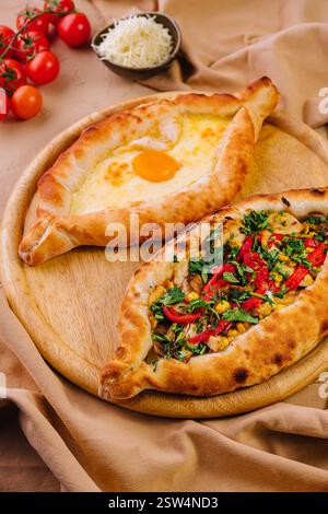 Tradizionale khachapuri agiariano e megreliano su tavola di legno Foto Stock
