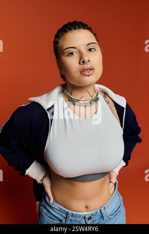 Una giovane donna elegante trasuda fiducia con il suo look e il suo atteggiamento audaci e unici. Foto Stock