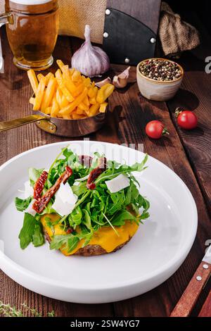 Cheeseburger gourmet con rucola e pomodori secchi Foto Stock