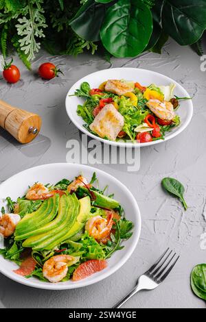 Insalata di avocado di gamberi freschi su un tavolo grigio Foto Stock