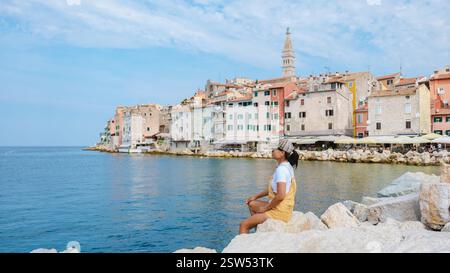 Goditi il tranquillo lungomare di Rovigno, Croazia, mentre prendi il sole in una giornata estiva Foto Stock