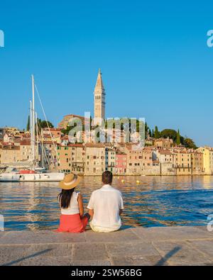 In una giornata di sole, una coppia gode di un momento sereno sul lungomare di Rovigno, in Croazia Foto Stock