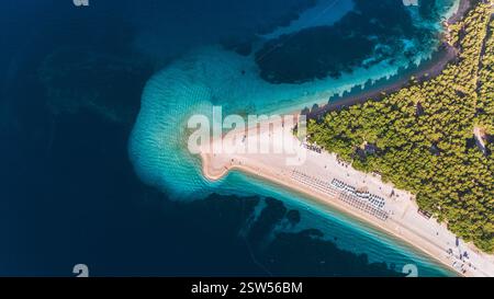 Vista aerea della spiaggia di Zlatni Rat sull'isola di Brac, Croazia, con acque turchesi cristalline Foto Stock