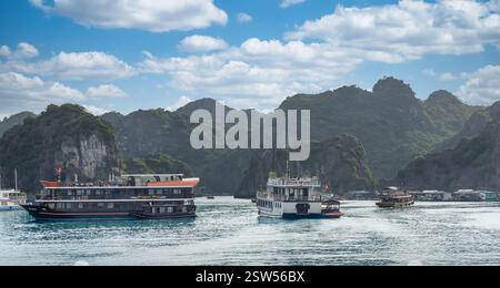 Splendida vista panoramica sulla baia di LAN ha dall'isola Cat Ba. La baia di LAN ha è patrimonio dell'umanità dell'UNESCO ed è una splendida meraviglia naturale nel nord Foto Stock