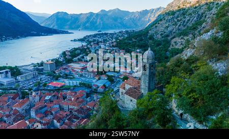 Veduta aerea di Cattaro, Montenegro, che mette in risalto l'architettura storica e i paesaggi mozzafiato Foto Stock