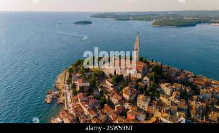 Vista aerea di Rovigno, Croazia, che mostra la sua vivace architettura e la splendida costa al tramonto Foto Stock