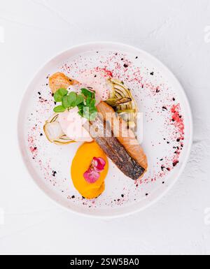 Piatto gourmet di salmone con contorno colorato Foto Stock