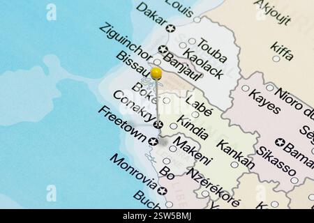 spilla gialla nella città di conakry della ghinea mappa politica Foto Stock