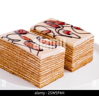Deliziose fette di torta al miele su un piatto bianco Foto Stock