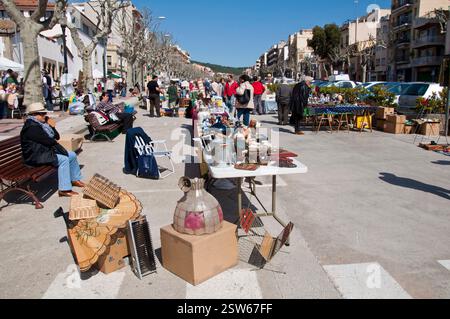 Vista del mercato delle pulci, del tradizionale Mercadillo a la Riera, di Arenys de Mar, della costa di Maresme, di Barcellona, Spagna Foto Stock