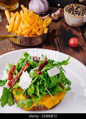 Cheeseburger gourmet con rucola e pomodori secchi Foto Stock