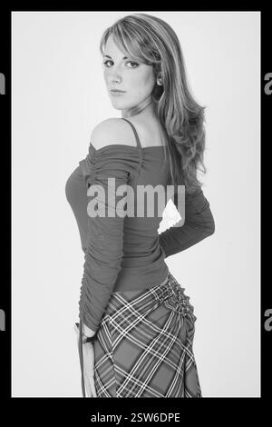 TEMA STRISCE, FASHION SHOOT, 2005: Un servizio di moda a tema strisce della metà degli anni '2000 con Lauren Meredith, con sede in Galles a cardiff, Galles, Regno Unito nell'agosto 2003. Fotografia: ROB WATKINS. INFO: Le strisce nella moda sono una tendenza senza tempo e versatile, che simboleggia audacia, eleganza e creatività. Dai classici top bretoni ai modelli di passerella di alta moda, le righe possono essere divertenti, sofisticate o audaci. Creano silhouette dinamiche, aggiungono un tocco visivo e rimangono un must sia per lo stile casual che per quello di tendenza. Foto Stock