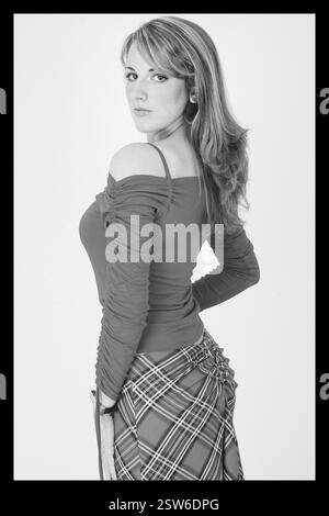 TEMA STRISCE, FASHION SHOOT, 2005: Un servizio di moda a tema strisce della metà degli anni '2000 con Lauren Meredith, con sede in Galles a cardiff, Galles, Regno Unito nell'agosto 2003. Fotografia: ROB WATKINS. INFO: Le strisce nella moda sono una tendenza senza tempo e versatile, che simboleggia audacia, eleganza e creatività. Dai classici top bretoni ai modelli di passerella di alta moda, le righe possono essere divertenti, sofisticate o audaci. Creano silhouette dinamiche, aggiungono un tocco visivo e rimangono un must sia per lo stile casual che per quello di tendenza. Foto Stock