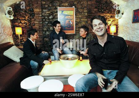 Il presentatore televisivo gallese Rhodri Owen (primo piano) al Soda Bar di Cardiff, Galles, Regno Unito il 15 febbraio 2005 con i suoi compagni (L-R) Alun Williams, Rhydian Bowen-Phillips e Adrian Gee. Fotografia: ROB WATKINS Foto Stock