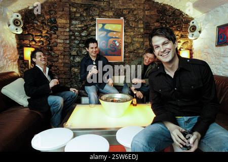 Il presentatore televisivo gallese Rhodri Owen (primo piano) al Soda Bar di Cardiff, Galles, Regno Unito il 15 febbraio 2005 con i suoi compagni (L-R) Alun Williams, Rhydian Bowen-Phillips e Adrian Gee. Fotografia: ROB WATKINS Foto Stock