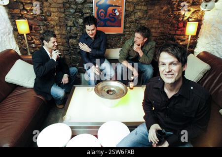 Il presentatore televisivo gallese Rhodri Owen (primo piano) al Soda Bar di Cardiff, Galles, Regno Unito il 15 febbraio 2005 con i suoi compagni (L-R) Alun Williams, Rhydian Bowen-Phillips e Adrian Gee. Fotografia: ROB WATKINS Foto Stock