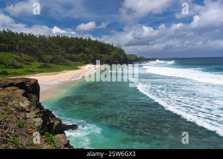 Vista panoramica della spiaggia Gris Gris sul cielo, Souillac, Mauritius. Spiaggia sulla costa meridionale di Mauritius, Africa Foto Stock