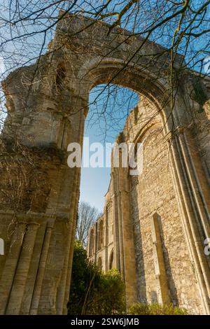 Malmesbury, Wiltshire, Inghilterra - il sole d'inverno illumina la storica abbazia nella cittadina di Malmesbury, nel Wiltshire. Lo storico abb Foto Stock