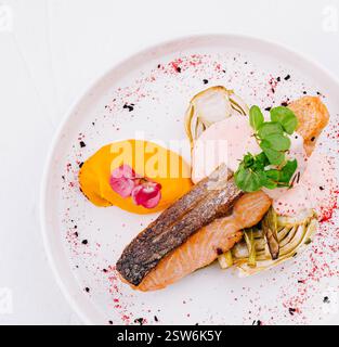 Piatto gourmet di salmone con contorno colorato Foto Stock