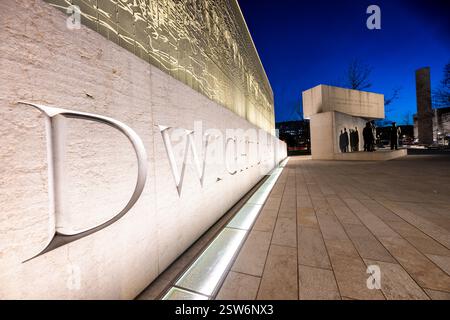 WASHINGTON DC - il Dwight D. Eisenhower Memorial onora il 34° presidente americano e comandante supremo alleato della seconda guerra mondiale. Progettato dall'architetto Frank Gehry e dedicato nel 2020, il memoriale presenta un arazzo in acciaio inossidabile raffigurante la costa della Normandia, sculture in bronzo e colonne calcaree. Il sito si estende su un ettaro circa e si trova vicino al National Mall e al National Air and Space Museum. Foto Stock