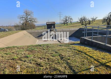 Bacino per il dosaggio dell'acqua piovana vicino a Nussdorf nel distretto di Ludwigsburg Foto Stock