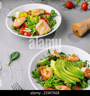 Insalata di avocado di gamberi freschi su un tavolo grigio Foto Stock