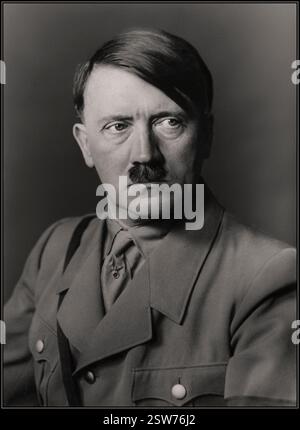 ADOLF HITLER 1930, Heinrich Hoffmann B&W Hoffmann, ritratto in studio di un serio e oscuro Adolf Hitler formale in uniforme, da cui sono stati prodotti famosi ritratti di pittura ad olio della propaganda nazista Foto Stock