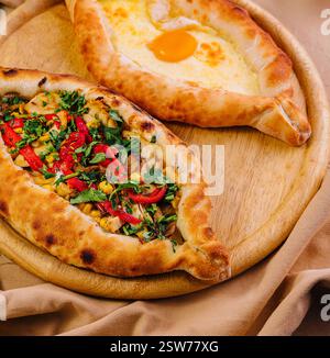 Tradizionale khachapuri agiariano e megreliano su tavola di legno Foto Stock