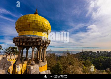Ammira la splendida cupola gialla del Palazzo Nazionale di pena, adagiata su un bellissimo cielo blu, che offre vedute panoramiche delle vibranti terre di Sintra Foto Stock