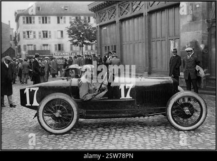 NAZZARO Gran Premio di Francia 1922 Biagio Nazzaro in auto numero 17 Biagio Nazzaro è stato un pilota automobilistico italiano e nipote del leggendario felice Nazzaro. Ha corso per il team Fiat nei primi anni '1920, e il suo momento più notevole - e tragico - è arrivato durante il Gran Premio di Francia del 1922. Alla guida di una Fiat 804, Biagio ha subito un guasto catastrofico all'assale posteriore al giro 51. Il difetto meccanico ha portato alla perdita di una ruota ad alta velocità, e la sua auto ha colpito un albero, causando un incidente mortale. La sua prematura morte gettò una lunga ombra sulla gara, evidenziando i gravi rischi e le sfide ingegneristiche. Foto Stock