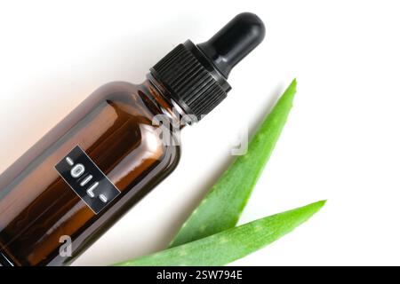 Olio essenziale in bottiglia di aloe vera su sfondo bianco, primo piano Foto Stock