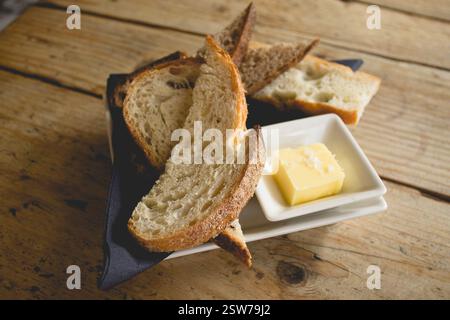 Tagliere con antipasti, lati e immersione su un tavolo in legno rustico Foto Stock